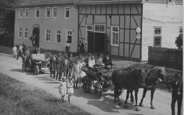Festzug vor dem Gasthaus Schäfer Schützenfest 1930