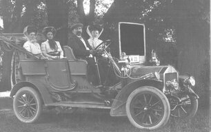 Bild des ersten Autos in Bömighausen von Ludwig Keine aus dem Jahr 1908