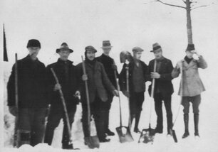 Eine Gruppe von 7 Männern beim Schneeschüppen