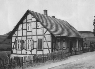 Bild der alten Schule von 1940. Danach das Haus von Heinrich und Elisabeth Jäger