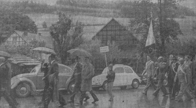 Bild vom verregnetem Festzug im Rahmen des Jubiläumfestes zum 80 jährigen Bestehens des MGV 12. Juni1967