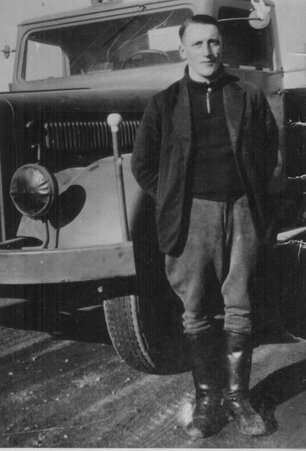 Heinrich Knippschild vor dem LKW seines Fuhrgeschäfts. Bild entstandvor dem 2. Weltkrieg