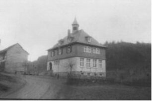 Bild der neuen Schule aus dem Jahr 1930