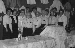 Bild der Mitglieder des Handarbeitsclubs "Flinke Nadel" aus 1991