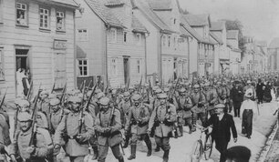 Waldeckische Soldaten auf dem Weg zum Arolser Bahnhof zum Transport an die Front