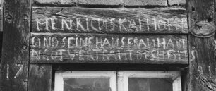Inschrift über der Eingangstür des Speichers