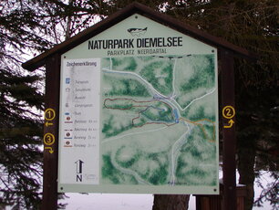 Tafel mit Kennzeichnung der Wanderwege um Bömighausen