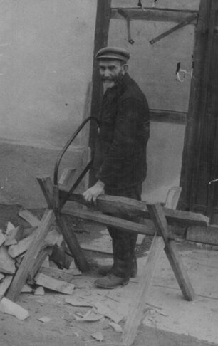 Bild von Pöttners Opa beim Brennholzsägen auf dem Sägebock