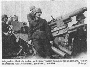 Bild zeigt Korbacher Schüler an einem Flakgeschütz im Jahr 1944